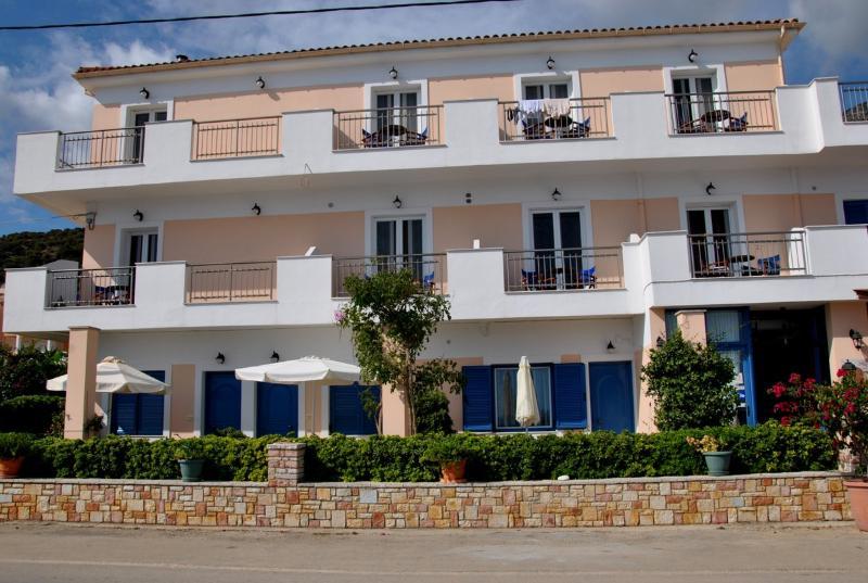 Kalypso Hotel 포로스 외부 사진